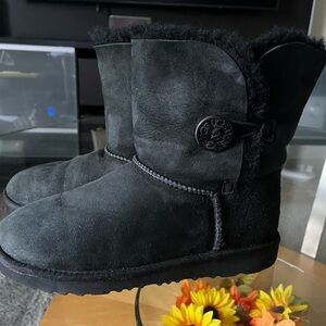 - Ugg mini bailey bow II size6